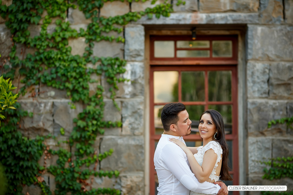 Lindo ensaio de casal, estilo trash the dress, fotos feitas pelo fotógrafo Cleber Brauner, o ensaio foi realizado na Caza Wilfrido em Gramado -Rs