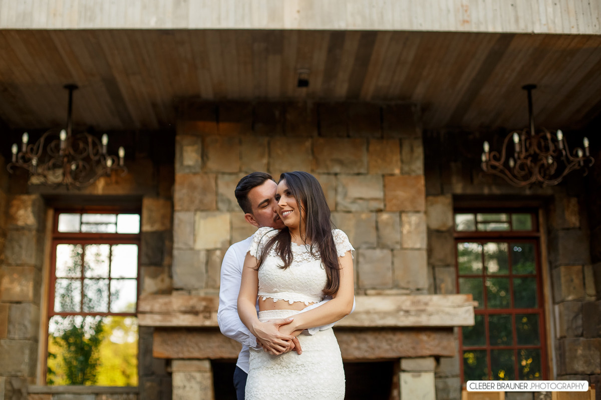 Lindo ensaio de casal, estilo trash the dress, fotos feitas pelo fotógrafo Cleber Brauner, o ensaio foi realizado na Caza Wilfrido em Gramado -Rs