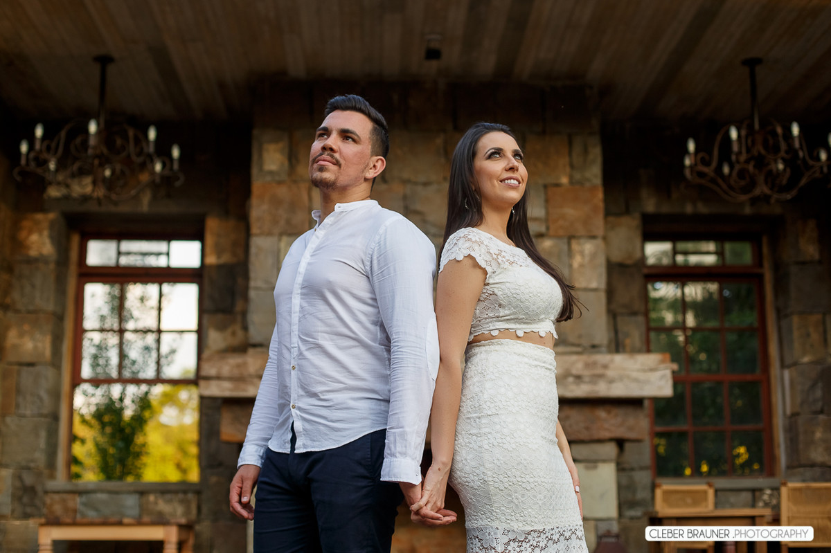 Lindo ensaio de casal, estilo trash the dress, fotos feitas pelo fotógrafo Cleber Brauner, o ensaio foi realizado na Caza Wilfrido em Gramado -Rs