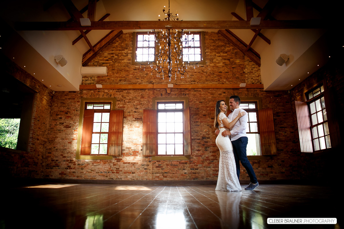 Lindo ensaio de casal, estilo trash the dress, fotos feitas pelo fotógrafo Cleber Brauner, o ensaio foi realizado na Caza Wilfrido em Gramado -Rs