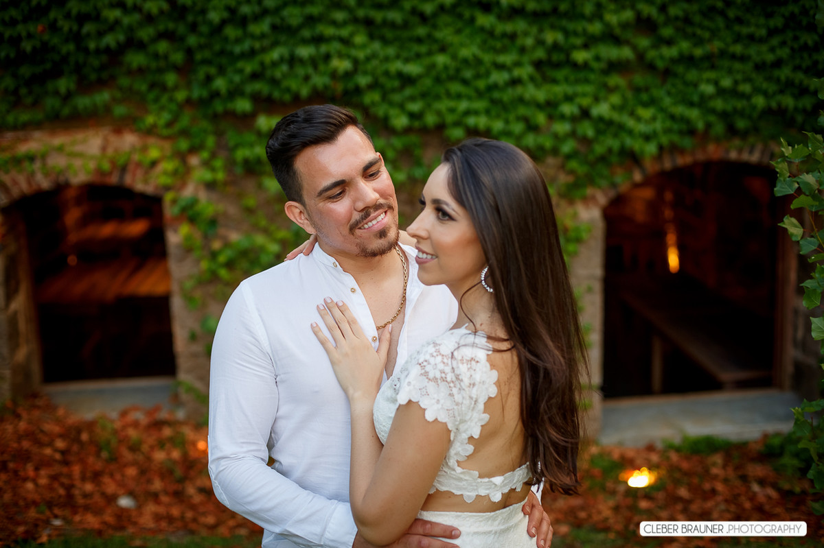 Lindo ensaio de casal, estilo trash the dress, fotos feitas pelo fotógrafo Cleber Brauner, o ensaio foi realizado na Caza Wilfrido em Gramado -Rs