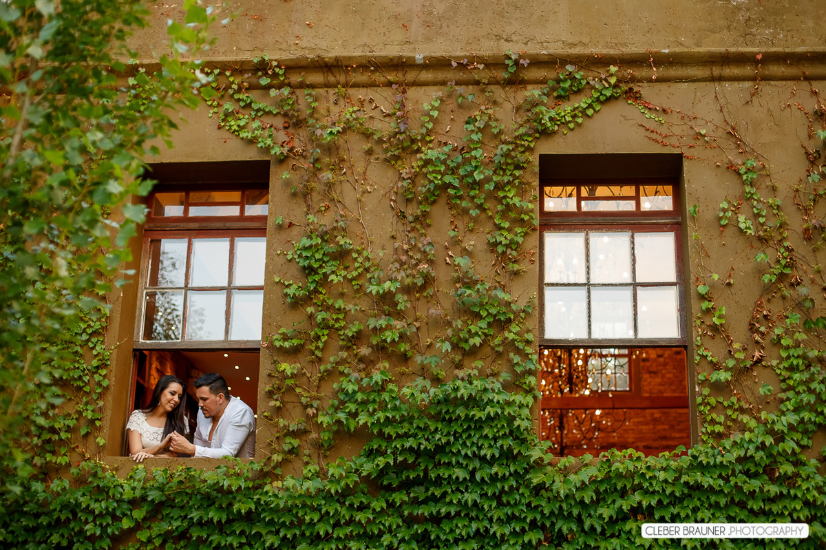Lindo ensaio de casal, estilo trash the dress, fotos feitas pelo fotógrafo Cleber Brauner, o ensaio foi realizado na Caza Wilfrido em Gramado -Rs