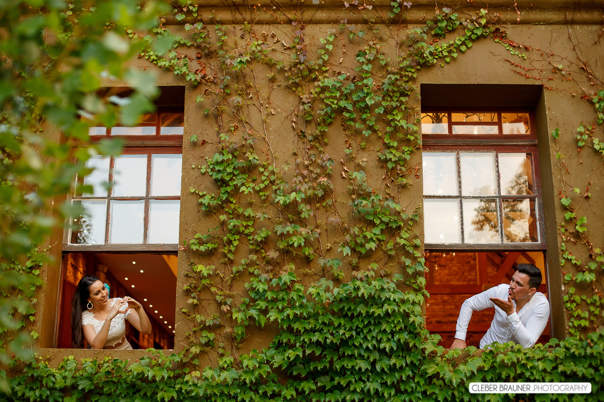 Lindo ensaio de casal, estilo trash the dress, fotos feitas pelo fotógrafo Cleber Brauner, o ensaio foi realizado na Caza Wilfrido em Gramado -Rs