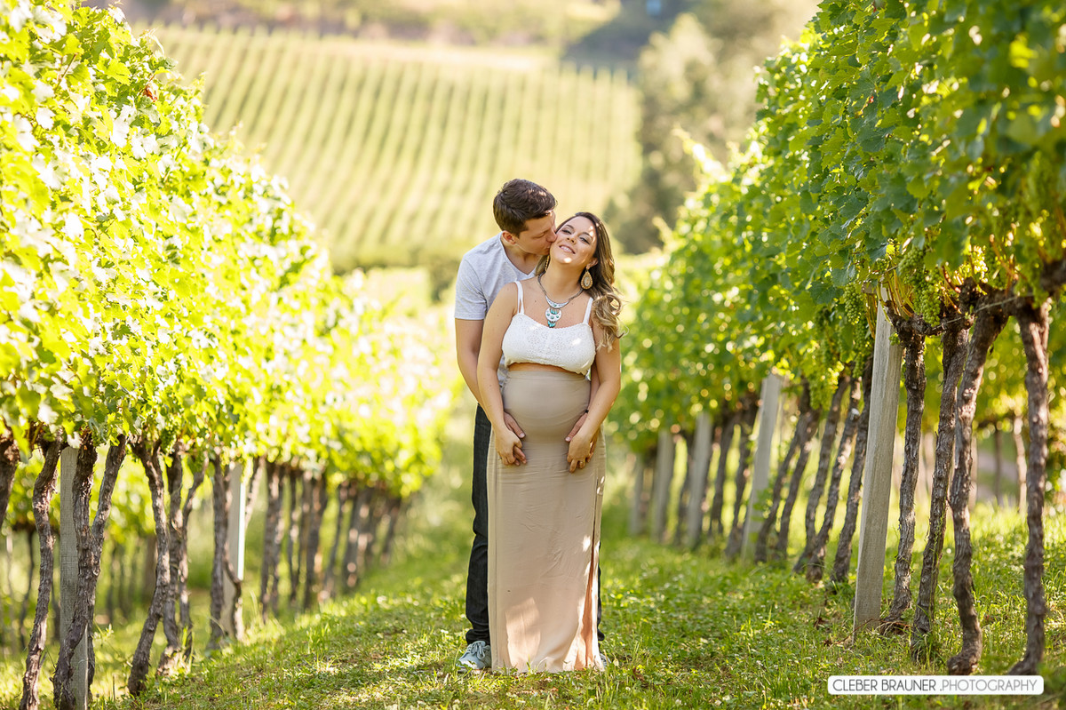 Lindo ensaio gestante fotografado na vinicola valduga em Bento Gonçalves Rs, pelo fotógrafo de casamento de Caxias do Sul Cleber Brauner