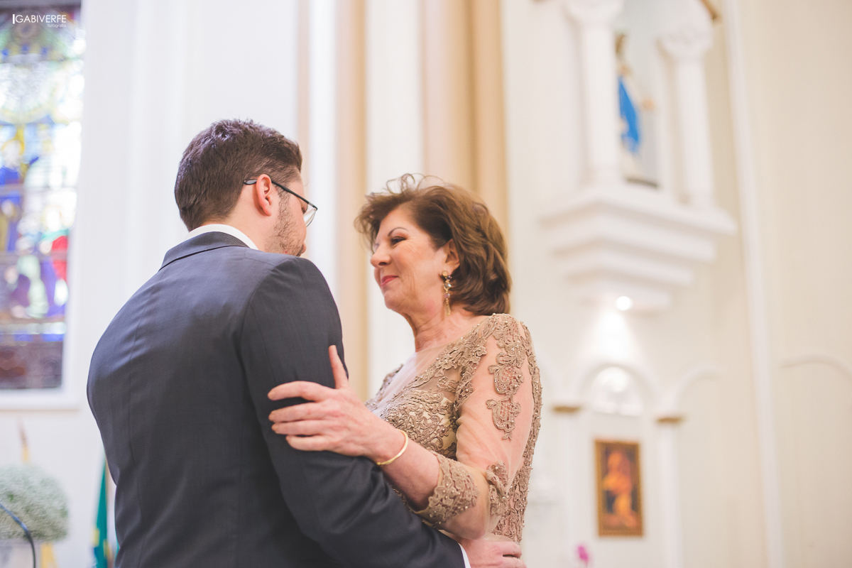 noivo com a mãe no altar