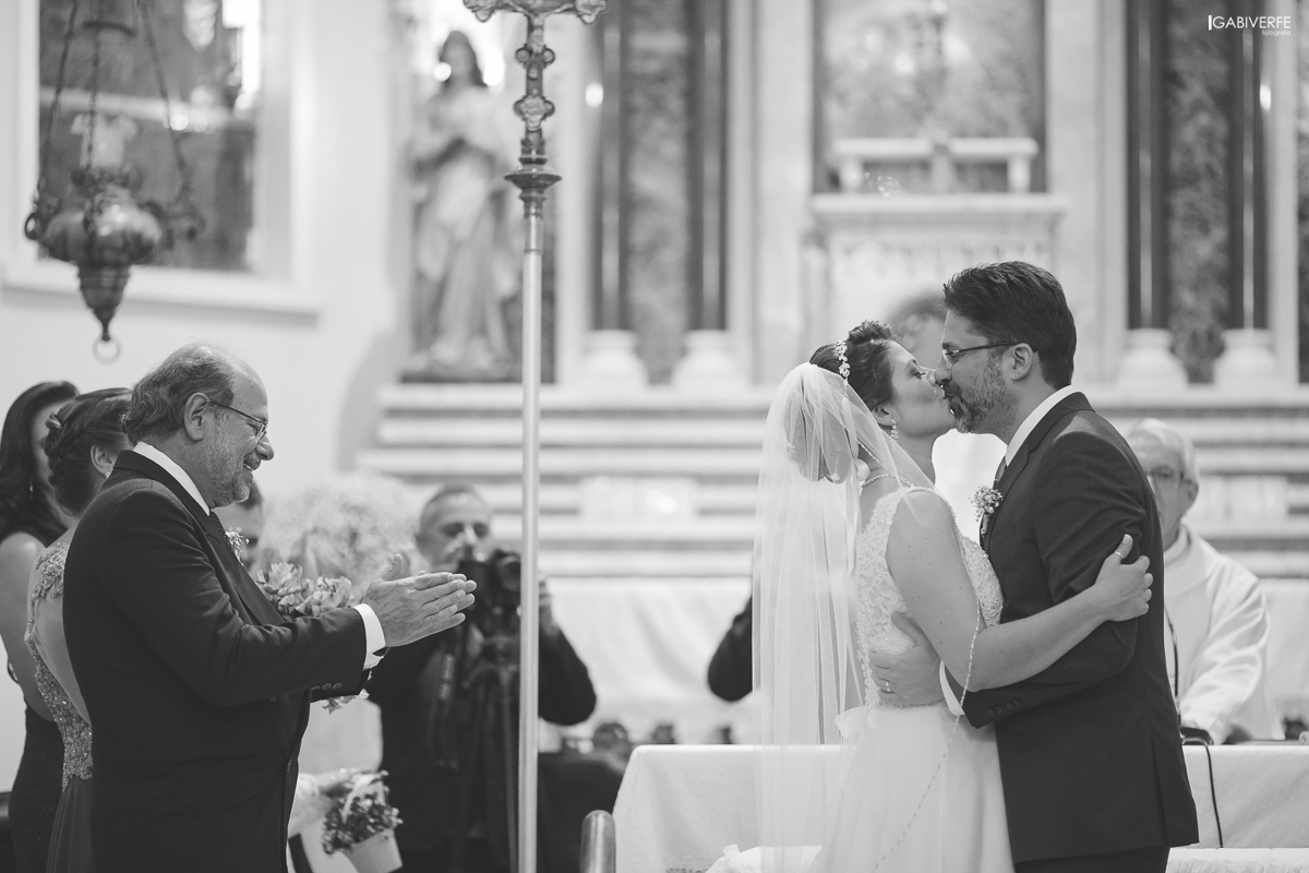 hora do beijo no casamento