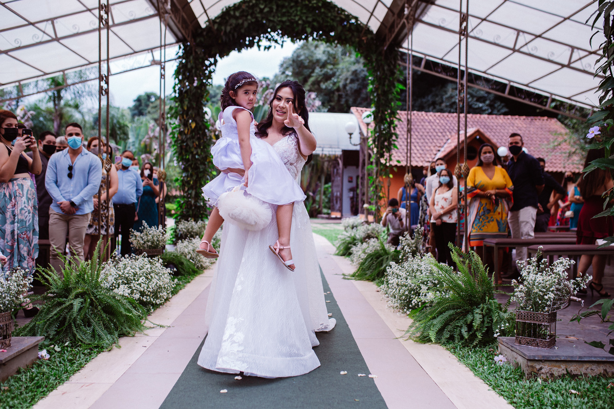 Casamento no Espaço Ravena Garden da Simone e do Charles registrado pela Amazing Fotografia