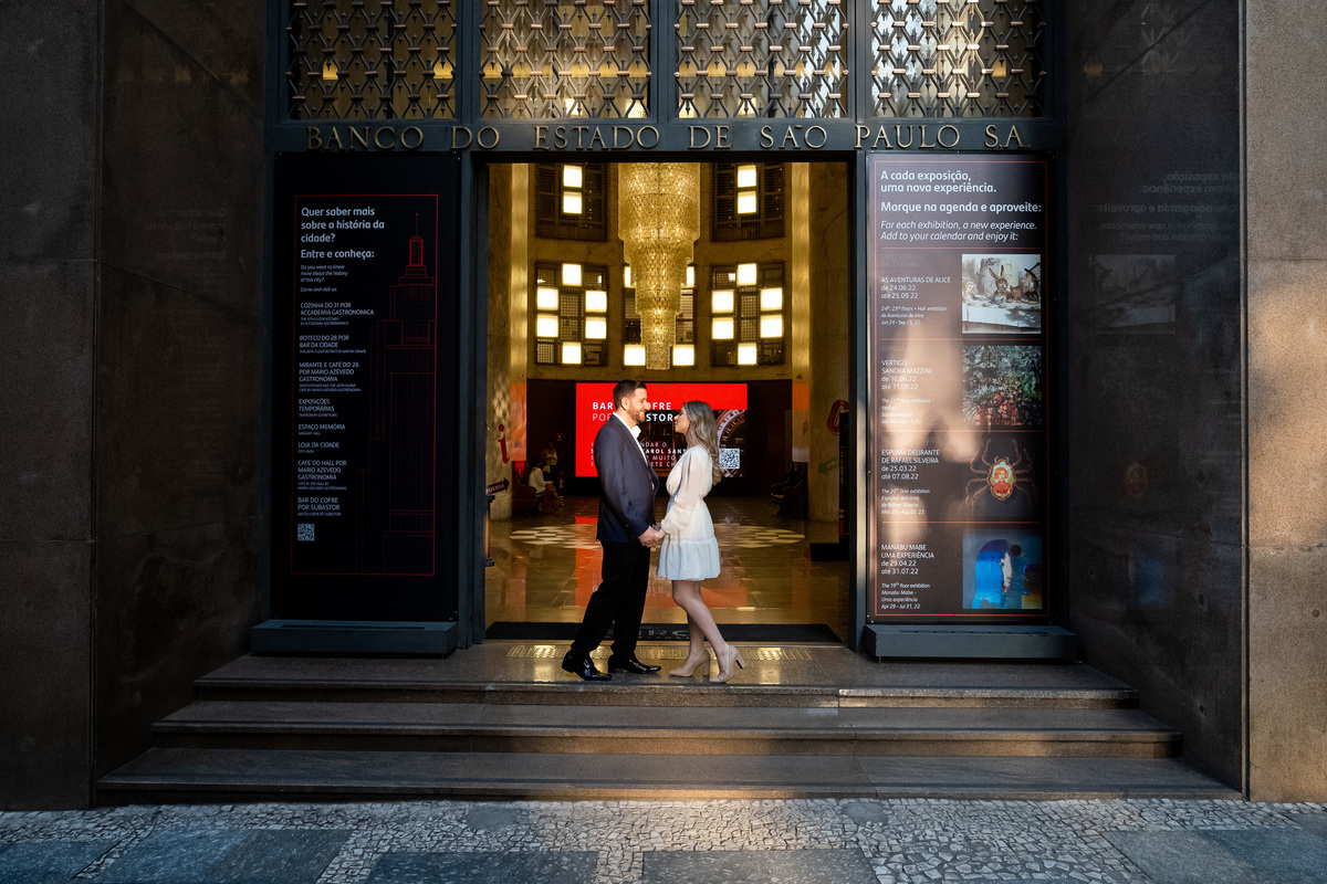 Ensaio Pre Wedding no Farol Santander no Centro de São Paulo da Isabelle e do Mauricio