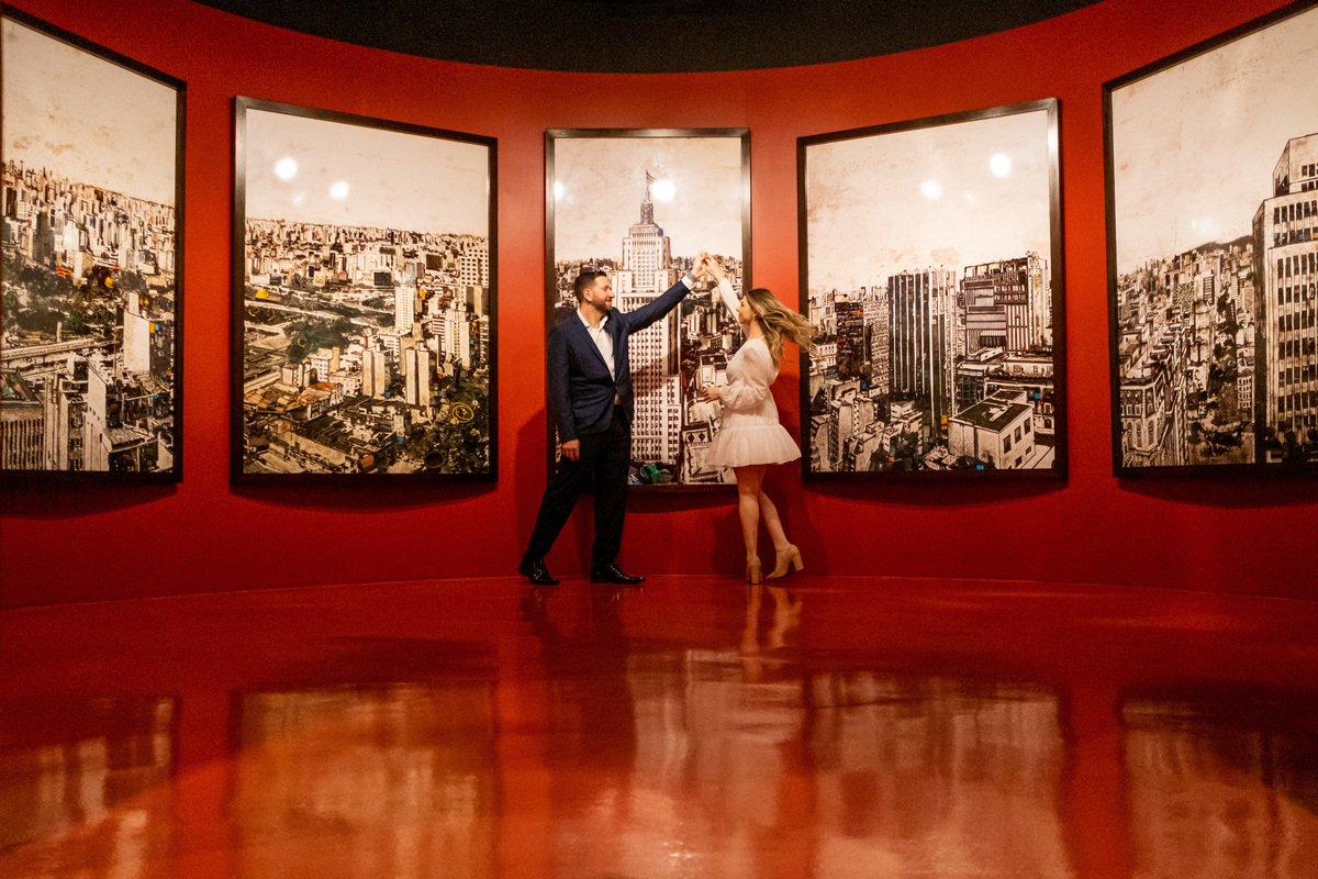 Ensaio Pre Wedding no Farol Santander no Centro de São Paulo da Isabelle e do Mauricio
