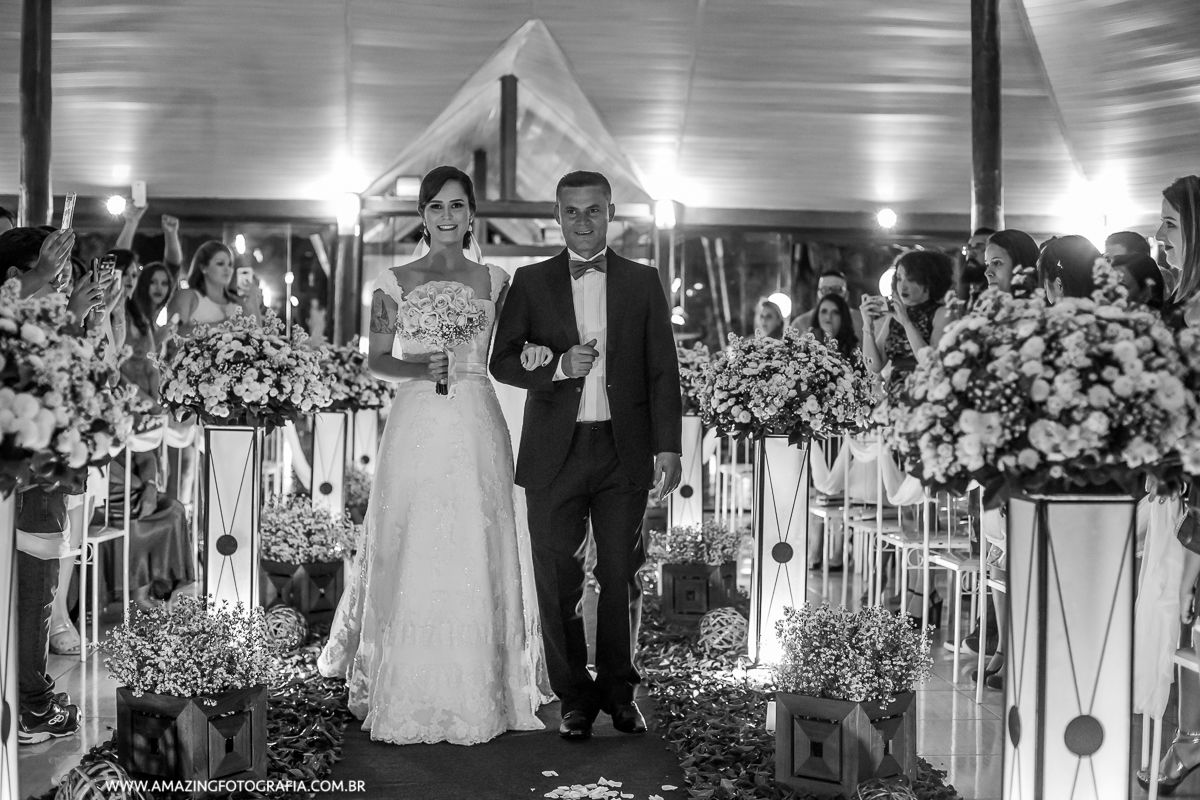 Sitio Mon Chale com a entrada da noiva Marcela no Casamento Empcionante