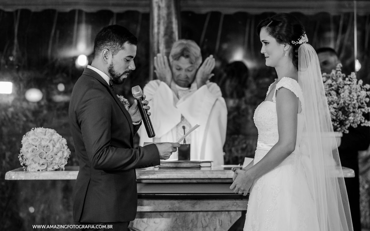 Votos de Casamento faz o padre chorar e se emocionar no Mon Chale