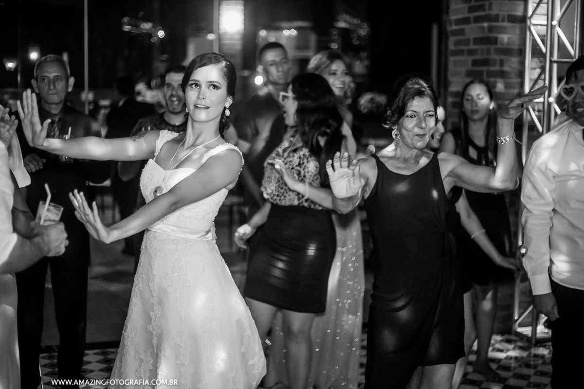 Marcela e Rafael se casaram no Sitio Mon Chale e tiveram suas fotos feitas pelo Fotografo de Casamento Sergio Damasceno e Amazing Fotografia