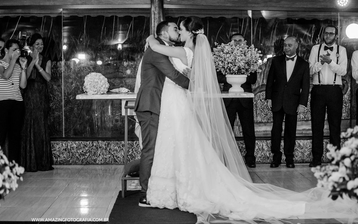 Beijo dos Noivos no Casamento Rustico do Mon Chale