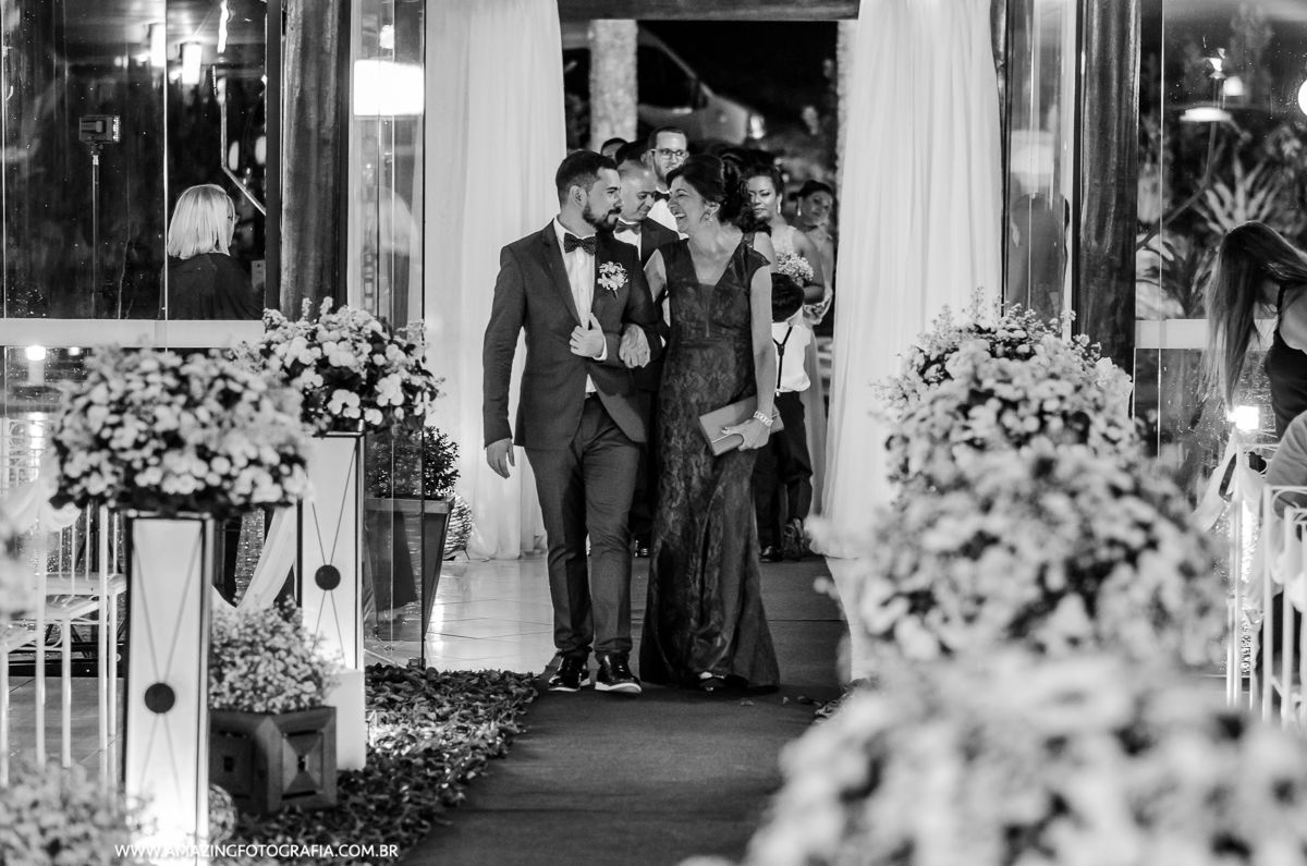 Entrada do noivo super divertida com a Fotografia de Casamento da Amazing Fotografia