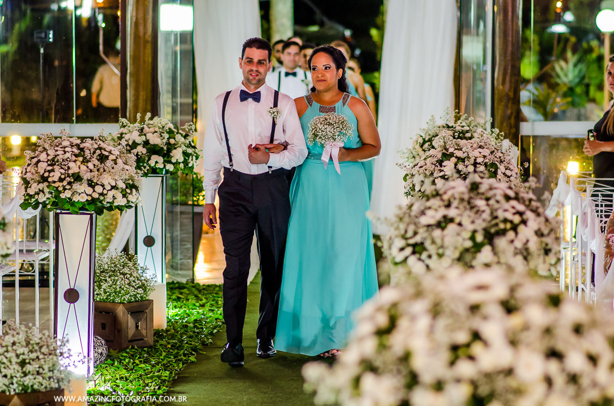 Mon Chale com a entrada de padrinhos no corredor principal