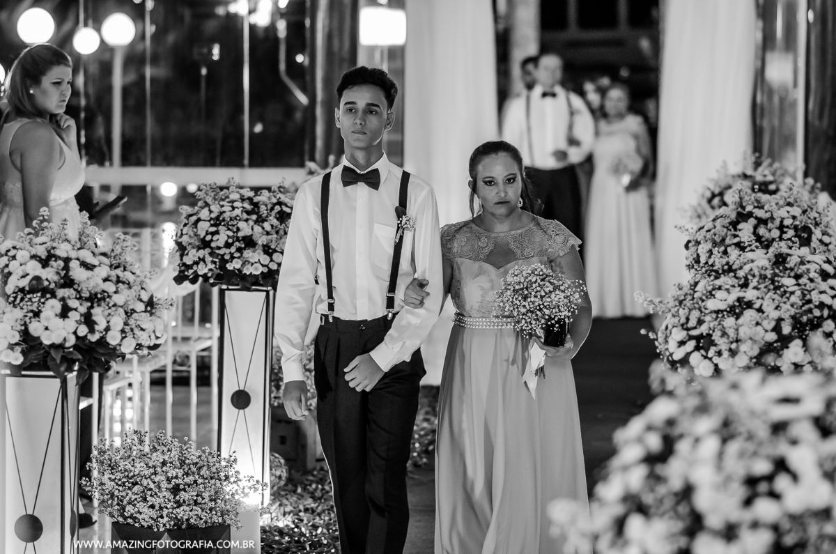 Entrada dos Padrinhos em Mairipora com a Fotografia de Casamento do Sergio Damasceno