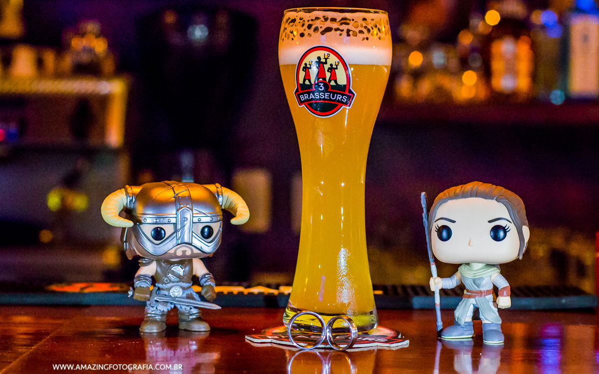 Alianças com o detalhe da cervejaria les 3 Bresseurs no book de casamento da Liris e do Lucas com os clicks da Amazing Fotografia que é especializada em fotografia de casamento