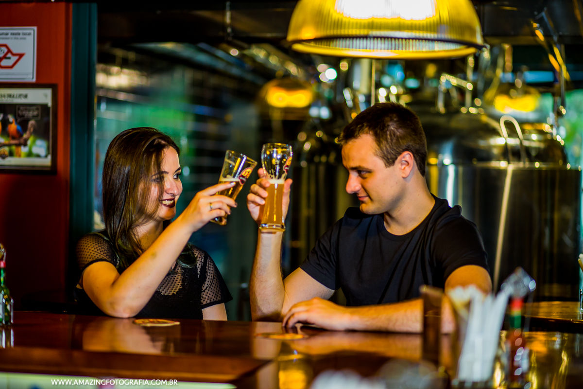 Casal Liris e Lucas fizeram este pre wedding na cervejaria Les 3 Bresseurs em São Paulo, com os clicks da Amazing Fotografia