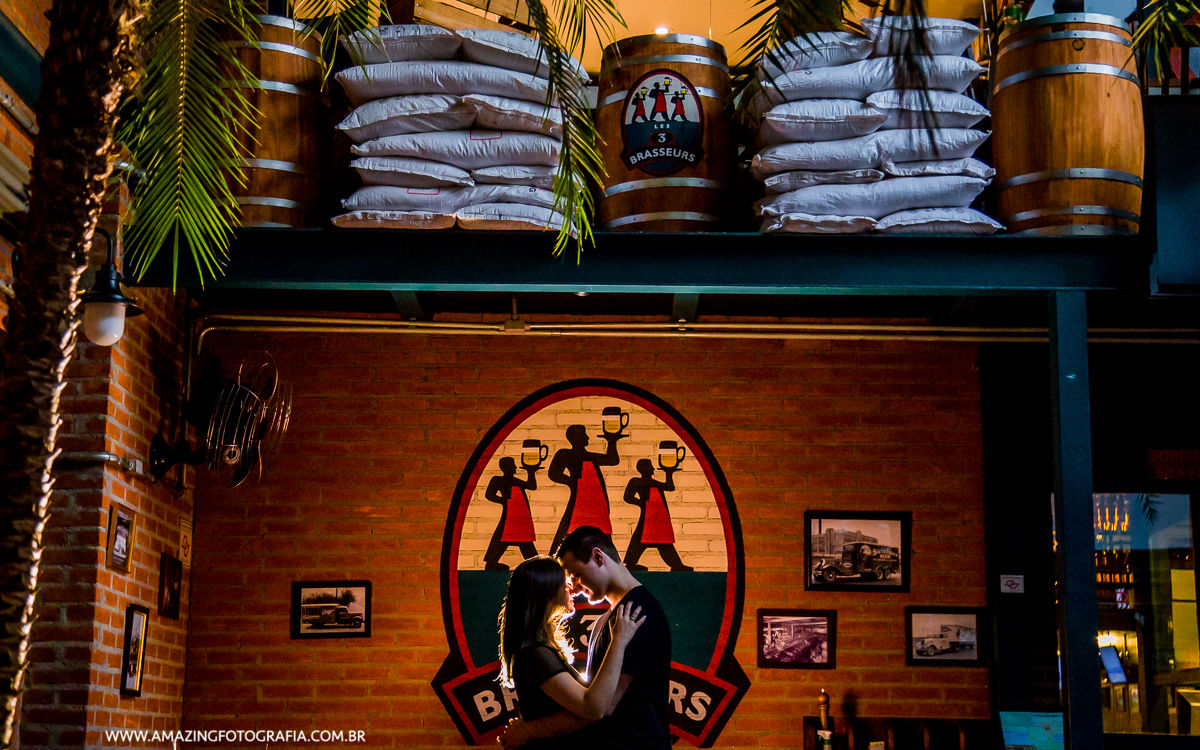 Amazing Fotografia realizou o ensaio de casais da Liris e Lucas na cervejaria Les 3 Bresseurs