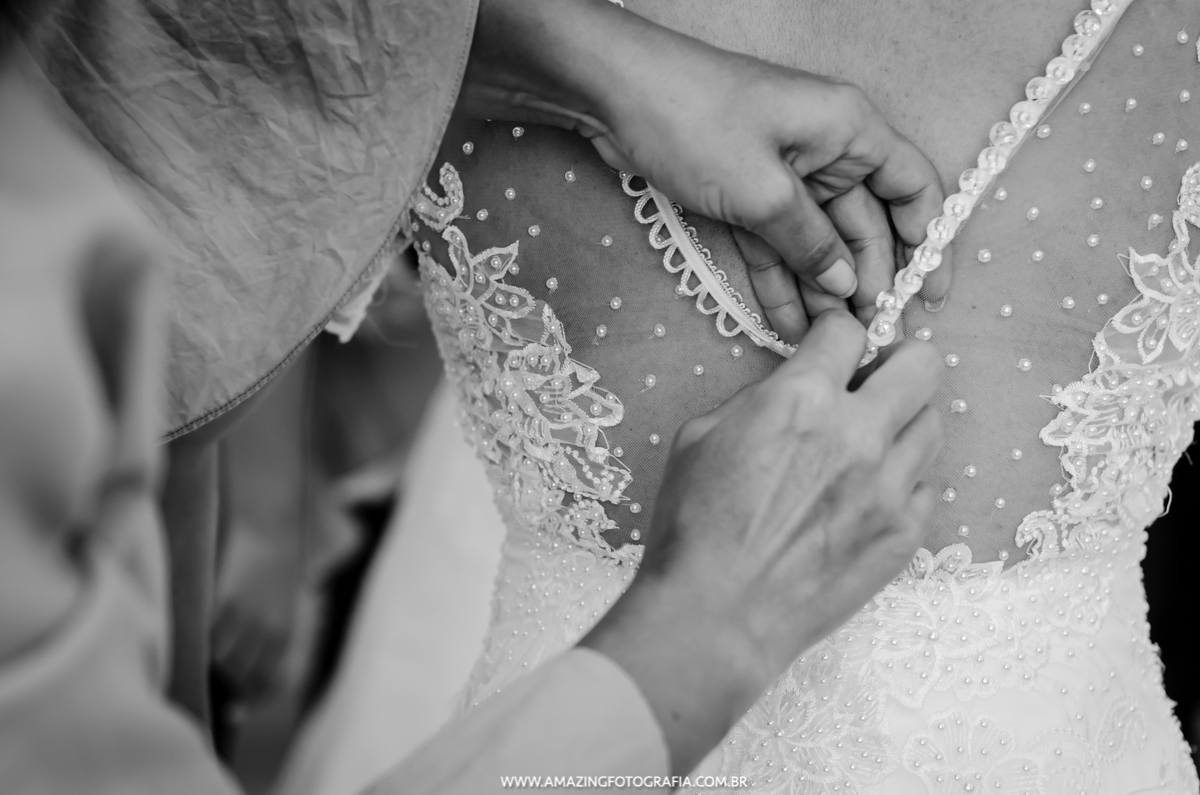 Detalhes do vestido da Noiva Tais em seu Making Of