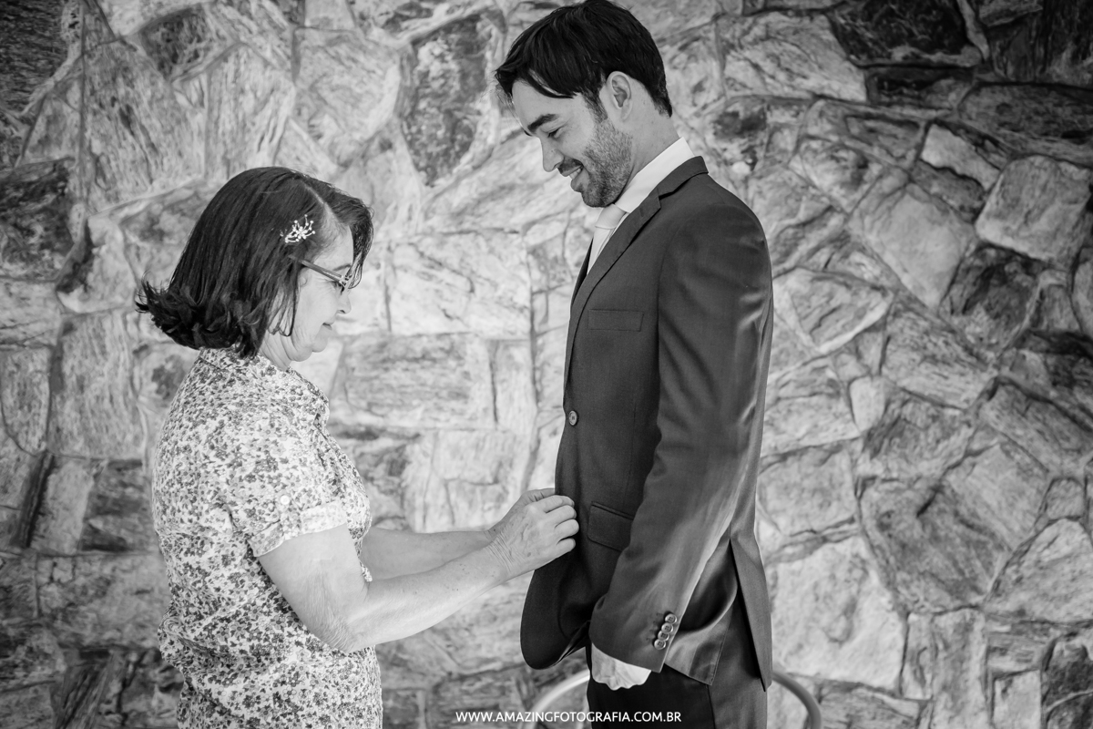 Mae arrumando o noivo no seu Making Off na Chácara Torres