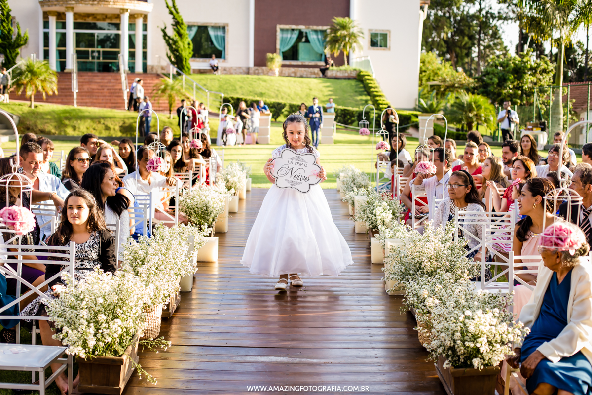 Entrada da Florista na Chácara Torres no Casamento da Tais e Leandro
