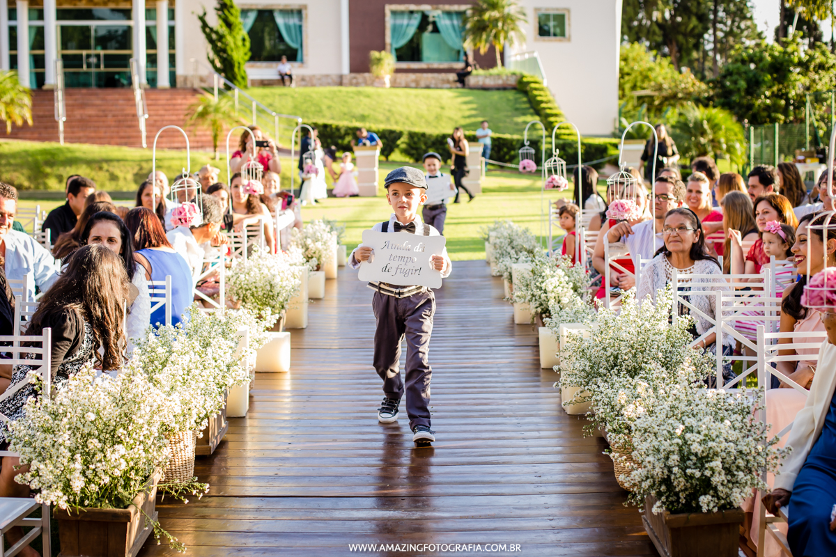 Fotografia de Casamento na Entrada da plaquinhas no Casamento da Tais e Leandro na Chácara Torres