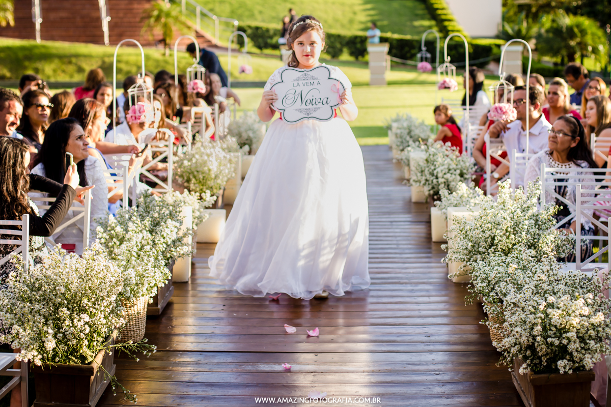 Entrada da Pajen com plaquinha lá vem a noiva na Chácara Torres