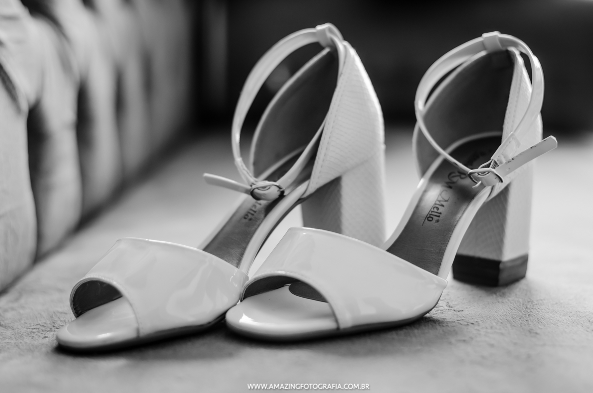 Sapato da Noiva do Casamento da Tais e Leandro na  Chacara Torres