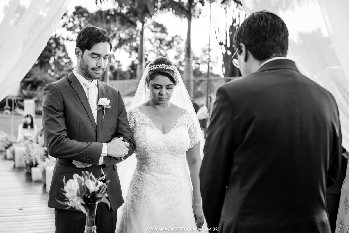 Casamento no campo de Tais e Leandro