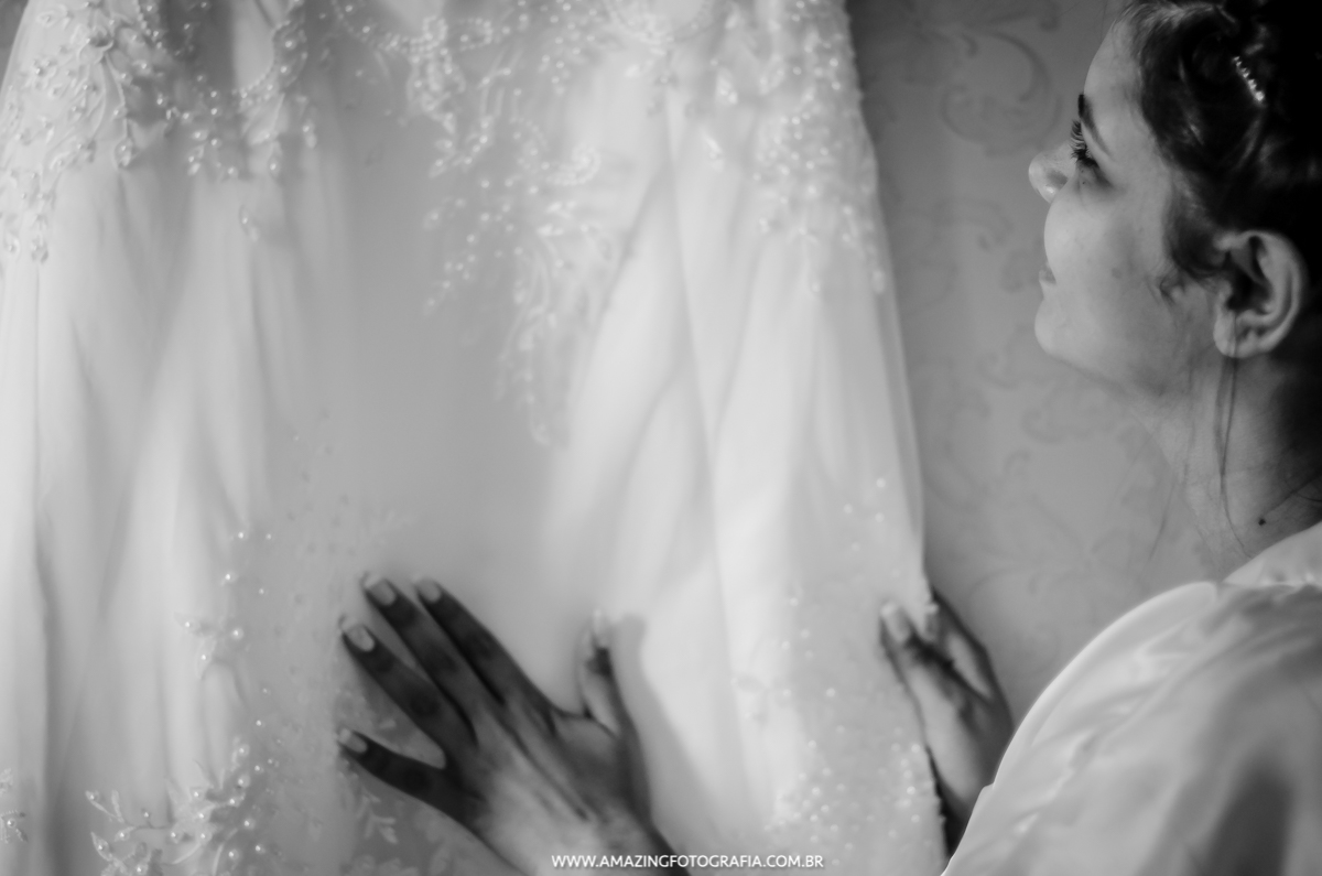 Noiva Tais olhando seu Vestido de Noiva