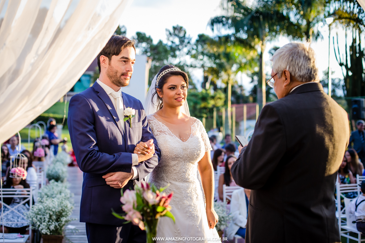 Noiva Emocionada pela Celebração de seu casamento feita pelo pai na Chacara Torres