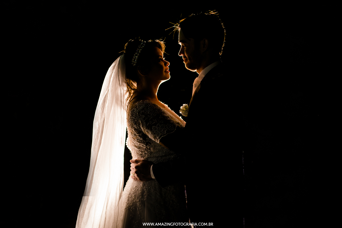 Ensaio de casal com contra luz na Chácara Torres