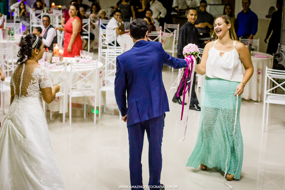 Casamanto Tais e Leandro na hora do Buque da noiva