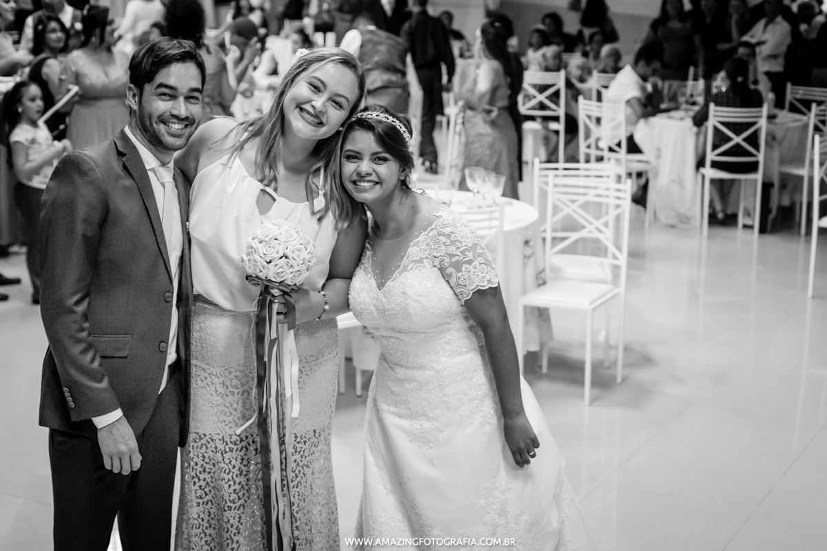 Amazing Fotografia registrando o Casamento da Tais e Leandro no momento do Buque da noiva