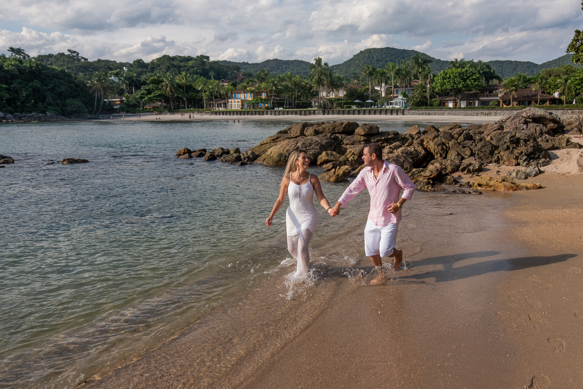 Ensaio Pre Wedding da Thais e do Christiano realizado na Praia das Conchas no Guarujá, litoral de São Paulo
