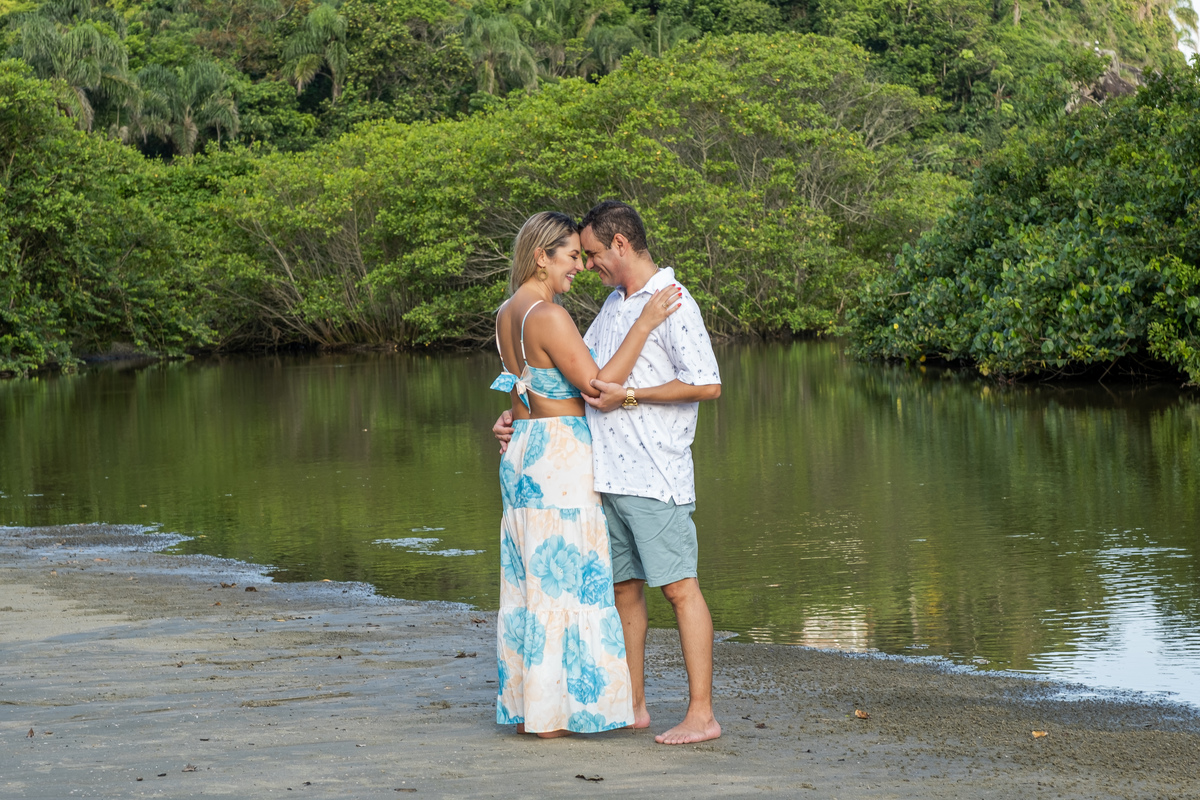 Ensaio Pre Wedding da Thais e do Christiano realizado na Praia das Conchas no Guarujá, litoral de São Paulo