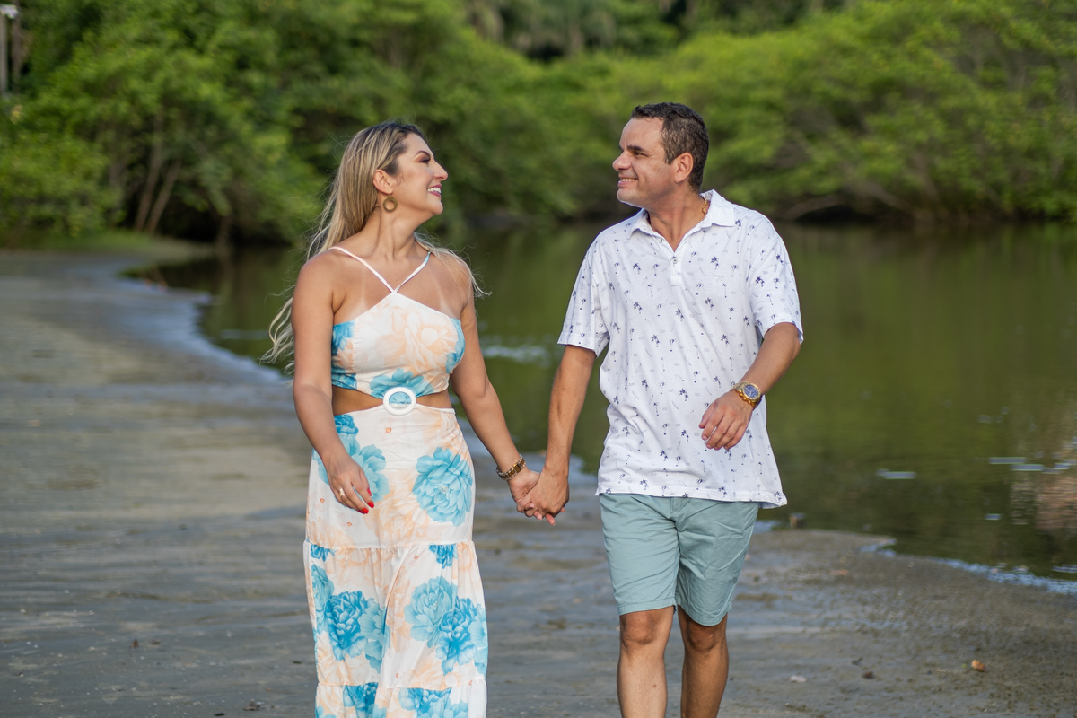 Ensaio Pre Wedding da Thais e do Christiano realizado na Praia das Conchas no Guarujá, litoral de São Paulo