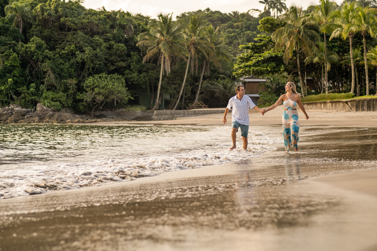 Ensaio Pre Wedding da Thais e do Christiano realizado na Praia das Conchas no Guarujá, litoral de São Paulo
