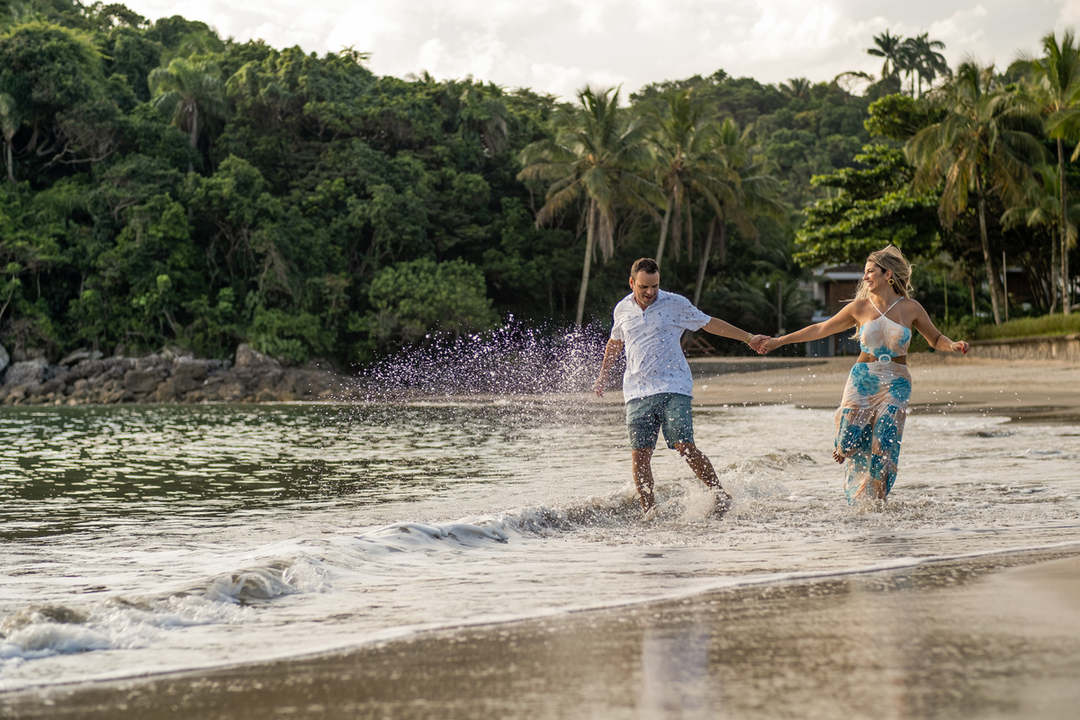 Ensaio Pre Wedding da Thais e do Christiano realizado na Praia das Conchas no Guarujá, litoral de São Paulo