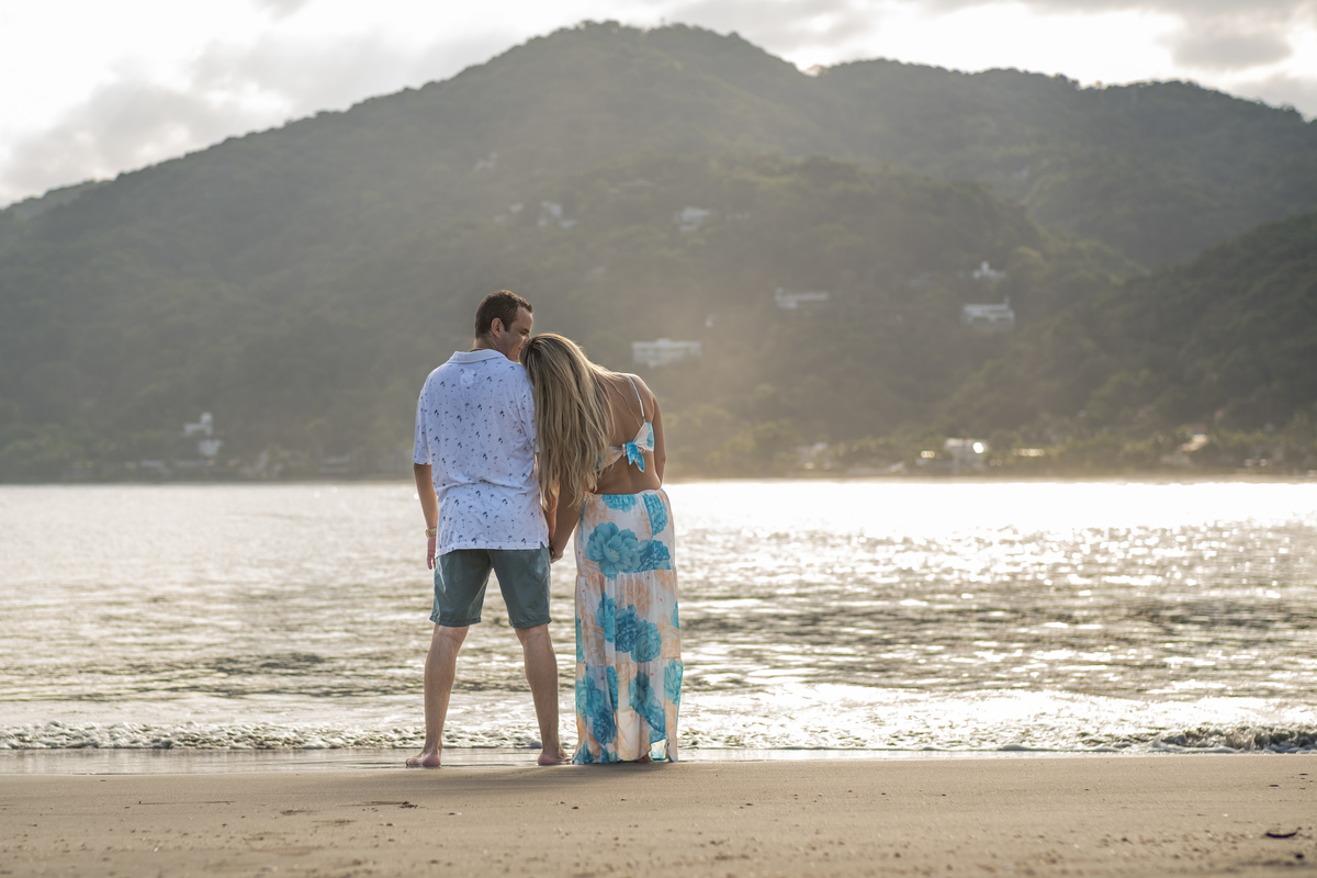 Ensaio Pre Wedding da Thais e do Christiano realizado na Praia das Conchas no Guarujá, litoral de São Paulo