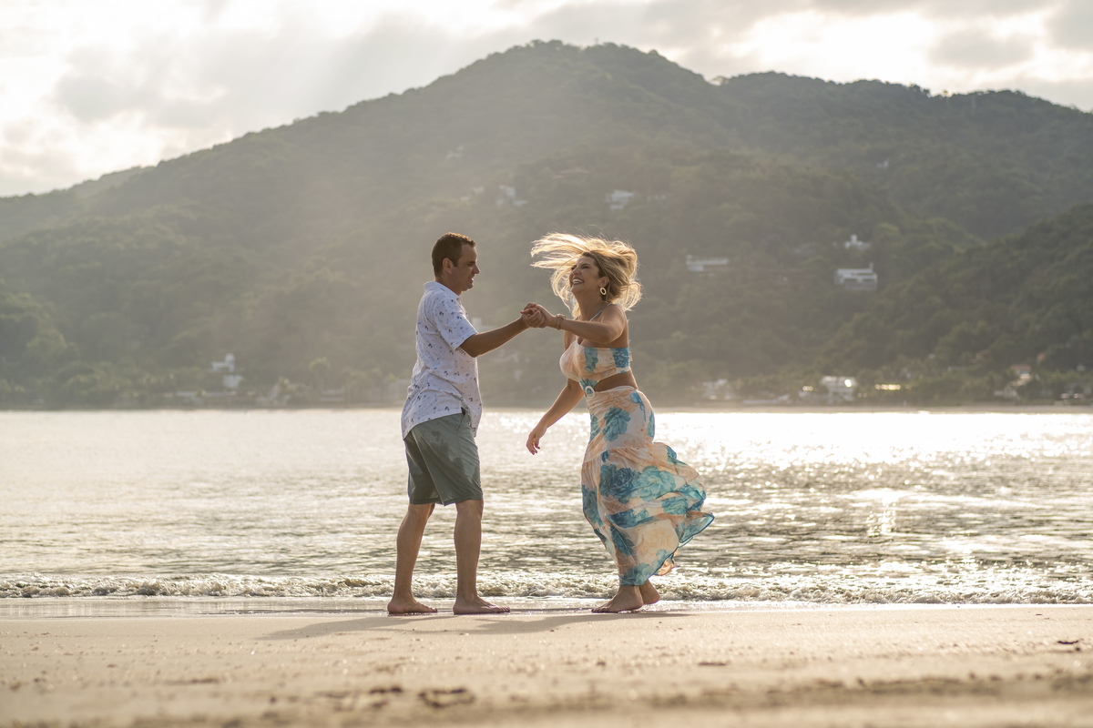 Ensaio Pre Wedding da Thais e do Christiano realizado na Praia das Conchas no Guarujá, litoral de São Paulo