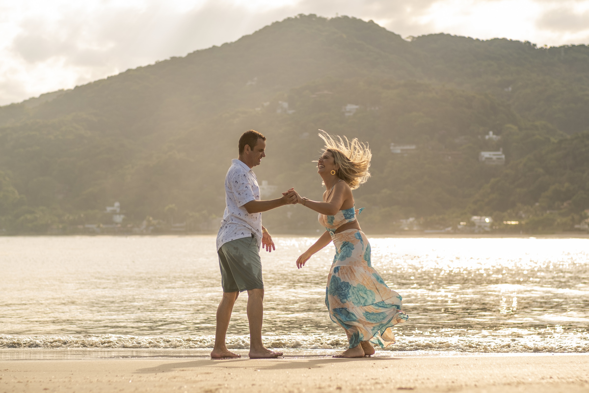 Ensaio Pre Wedding da Thais e do Christiano realizado na Praia das Conchas no Guarujá, litoral de São Paulo