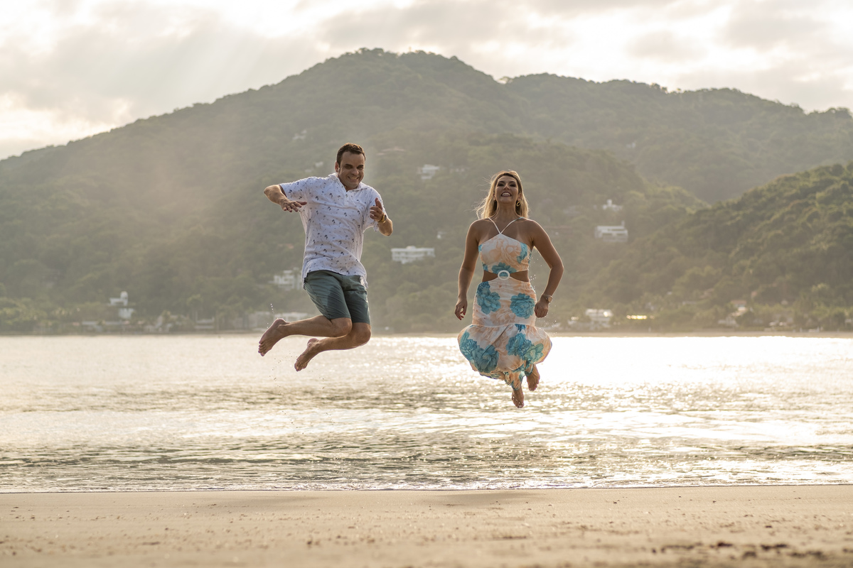 Ensaio Pre Wedding da Thais e do Christiano realizado na Praia das Conchas no Guarujá, litoral de São Paulo