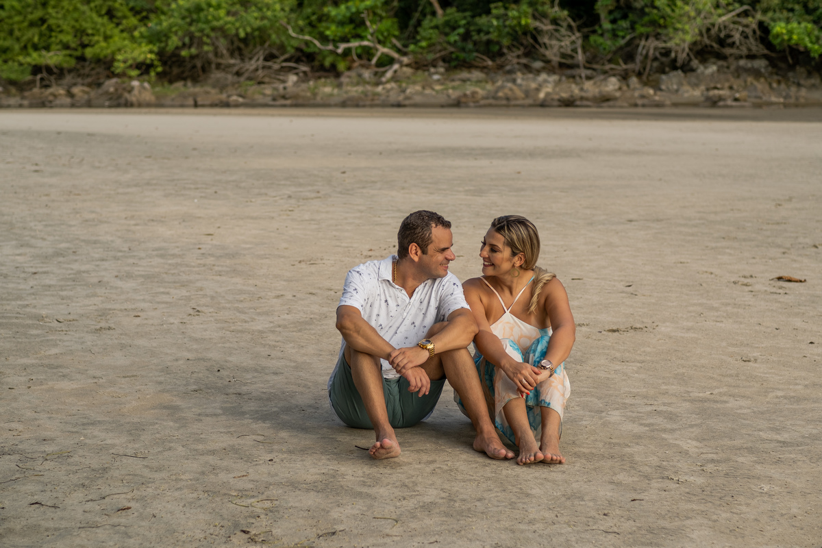 Ensaio Pre Wedding da Thais e do Christiano realizado na Praia das Conchas no Guarujá, litoral de São Paulo