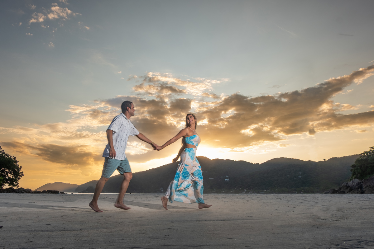 Ensaio Pre Wedding da Thais e do Christiano realizado na Praia das Conchas no Guarujá, litoral de São Paulo