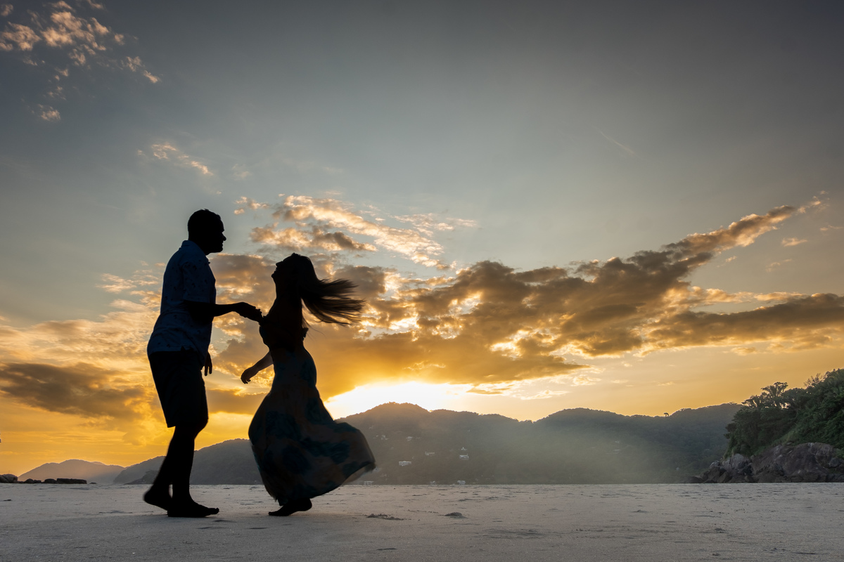 Ensaio Pre Wedding da Thais e do Christiano realizado na Praia das Conchas no Guarujá, litoral de São Paulo