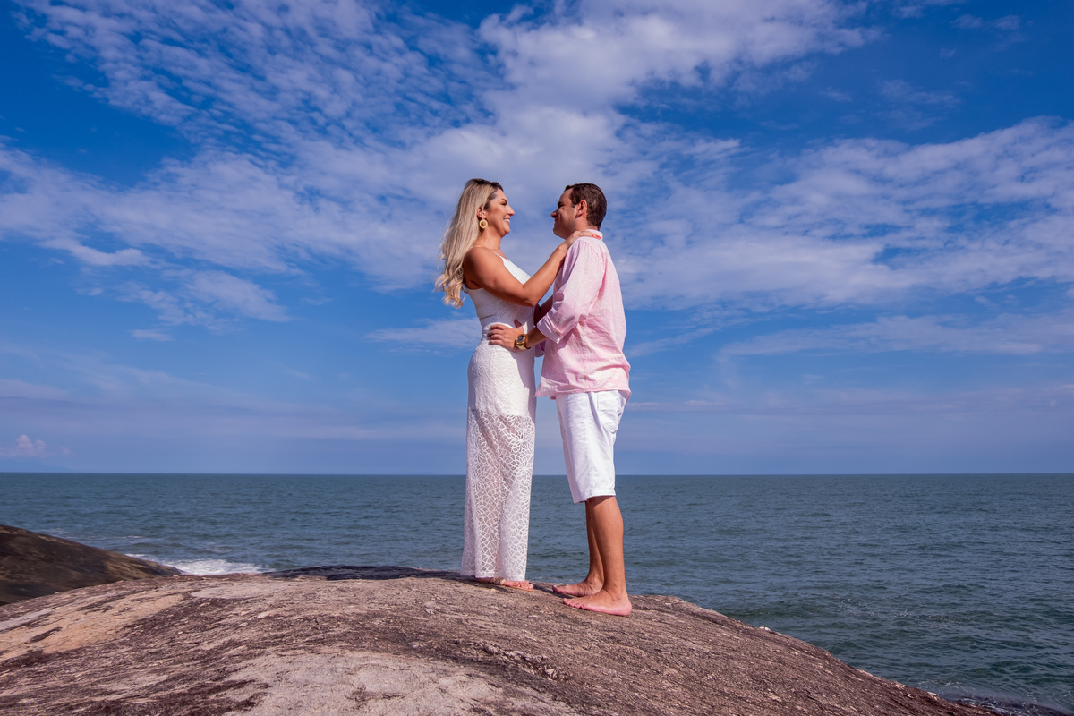 Ensaio Pre Wedding da Thais e do Christiano realizado na Praia das Conchas no Guarujá, litoral de São Paulo