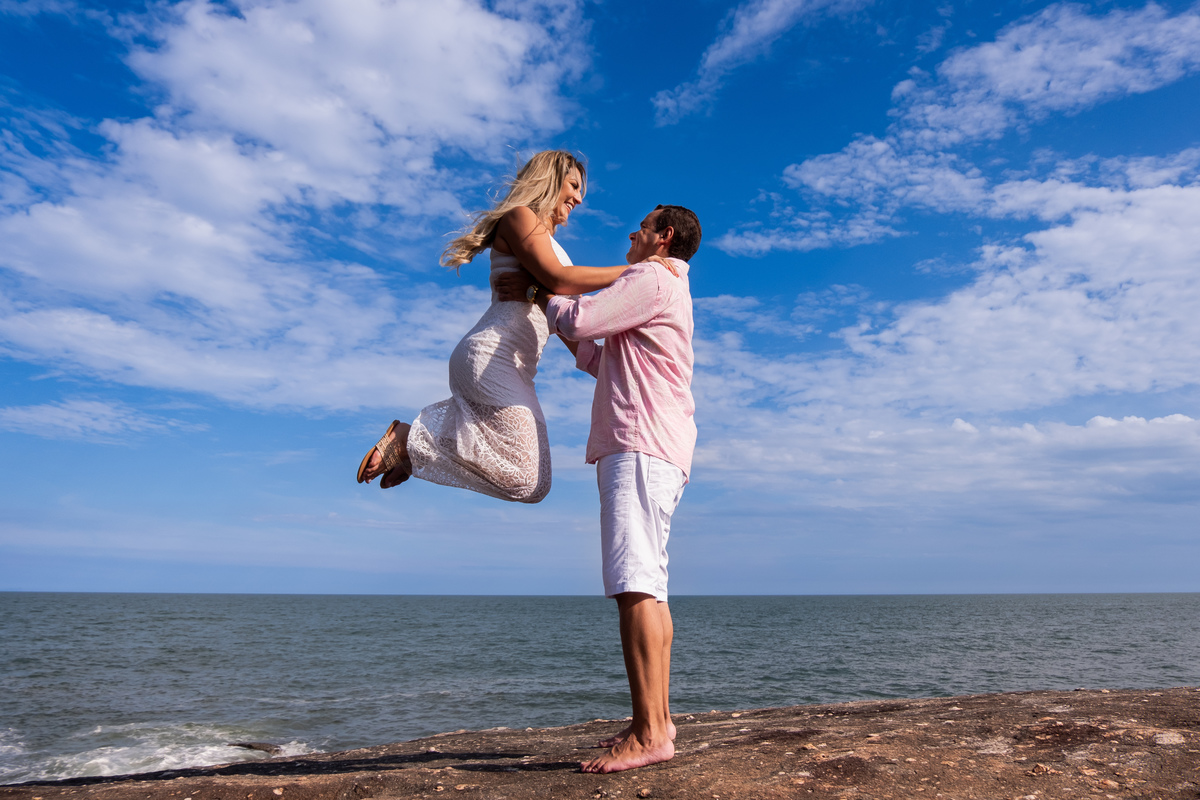 Ensaio Pre Wedding da Thais e do Christiano realizado na Praia das Conchas no Guarujá, litoral de São Paulo