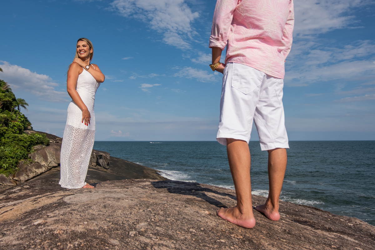 Ensaio Pre Wedding da Thais e do Christiano realizado na Praia das Conchas no Guarujá, litoral de São Paulo